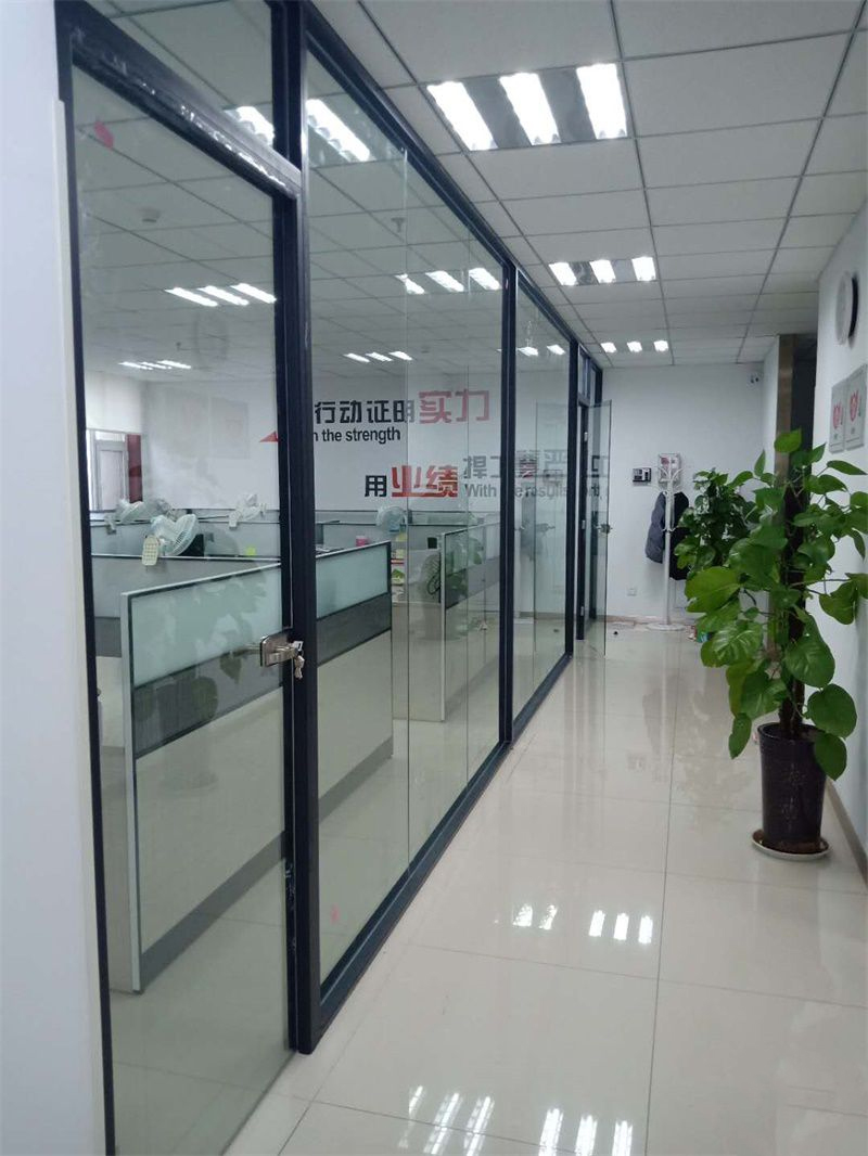 辦公室玻璃隔斷使用壽命會受什么影響？
